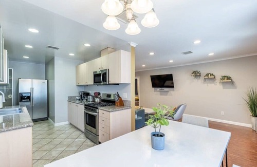 NoHo Arts District Casa | 5BR NoHo Fun in the Sun! Pool, Cabana & BBQ!