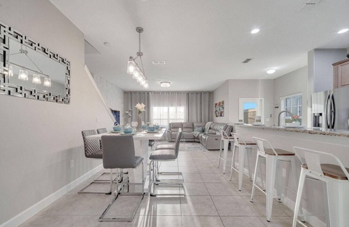 Historic Downtown Kissimmee Apartamento | 5BR Paradise Palms Townhome, POOL, by Disney