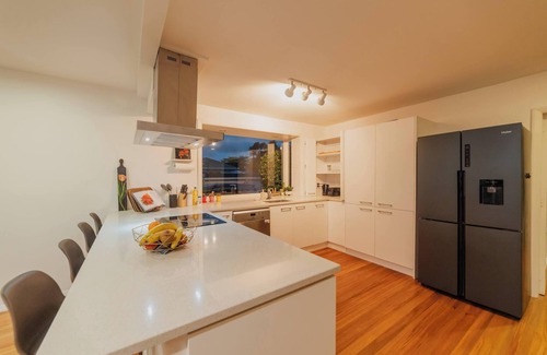 Avonhead Casa | 5BR Retreat – Garden & Deck Near Airport