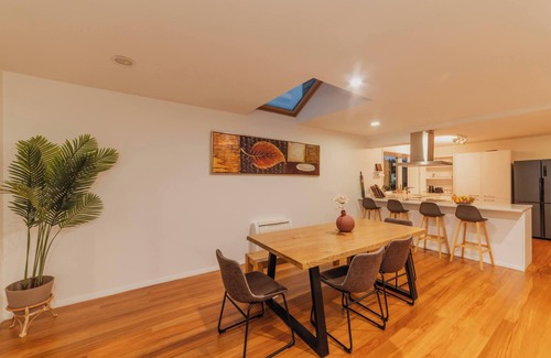 Avonhead Casa | 5BR Retreat – Garden & Deck Near Airport