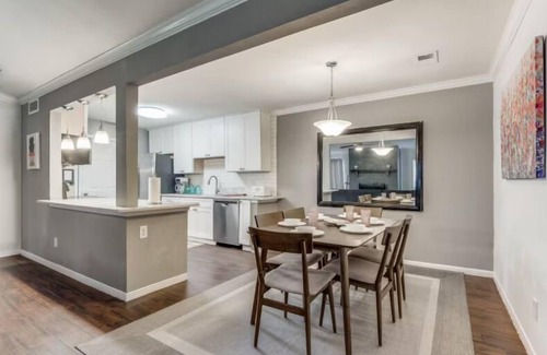 Midtown Casa | 5BR Retreat in Downtown OKC w/ In Unit Laundry I Bathtub I Spacious Living Space I Full Kitchen 16F1