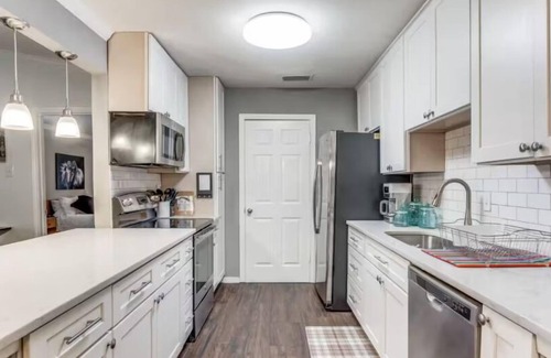 Midtown Casa | 5BR Retreat in Downtown OKC w/ In Unit Laundry I Bathtub I Spacious Living Space I Full Kitchen 16F1
