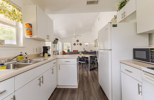 New Braunfels Chalet De Esquí | 5BR Riverfront Cabin, Steps to Water, Sleeps 18