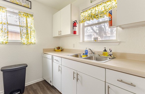 New Braunfels Chalet De Esquí | 5BR Riverfront Cabin, Steps to Water, Sleeps 18