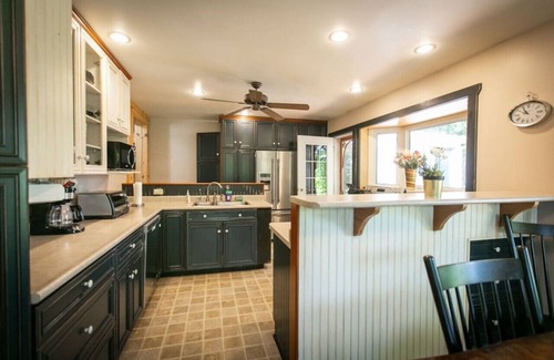 Mono Casa | 5BR Riverfront Retreat w/ Firetable, BBQ, and Deck