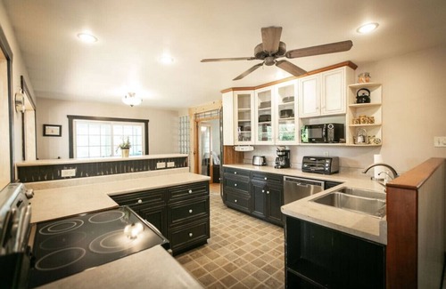 Mono Casa | 5BR Riverfront Retreat w/ Firetable, BBQ, and Deck