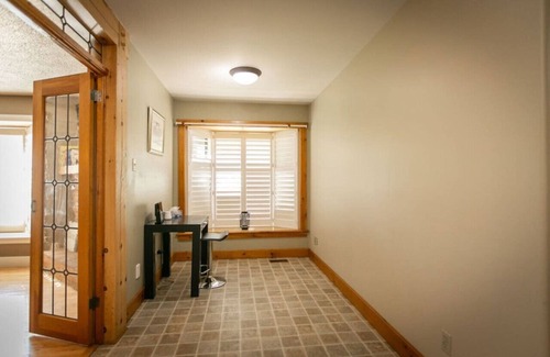 Mono Casa | 5BR Riverfront Retreat w/ Firetable, BBQ, and Deck
