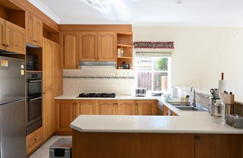 Glen Waverley Casa | 5BR Spacious Convenient Home in Central Glen
