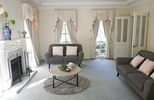 Glen Waverley Casa | 5BR Spacious Convenient Home in Central Glen