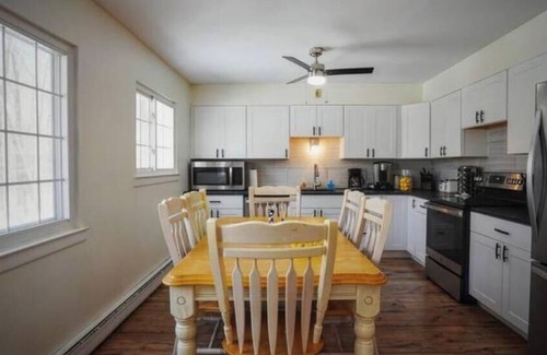 Locust Lake Village Cabina | 5BR, Speakeasy, Fire Pit, Pool Table, HotTtub