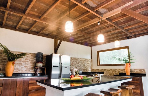 Singakerta Villa | 5BR Villa única Eco por campo de arroz, Yoga AC Masaje de alimentos. Furgoneta / conductor de 10 asientos
