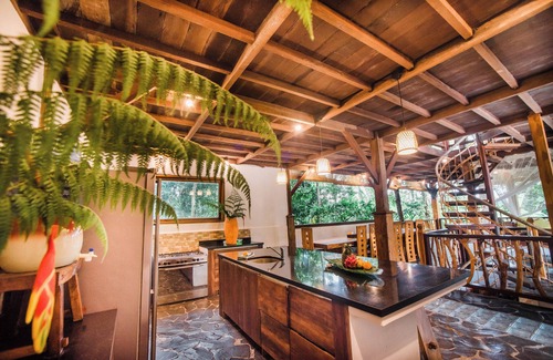 Singakerta Villa | 5BR Villa única Eco por campo de arroz, Yoga AC Masaje de alimentos. Furgoneta / conductor de 10 asientos