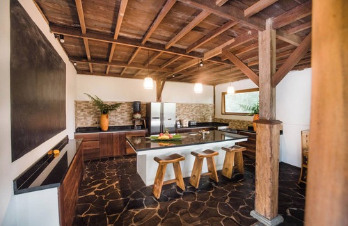 Singakerta Villa | 5BR Villa única Eco por campo de arroz, Yoga AC Masaje de alimentos. Furgoneta / conductor de 10 asientos