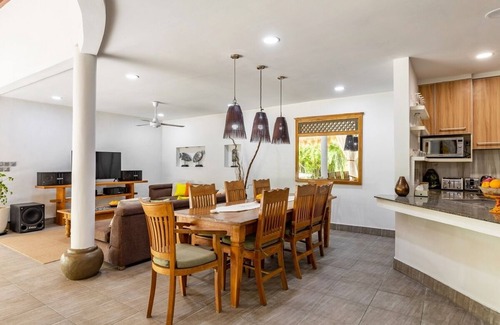 Umalas Villa | 5BR Villa w/ Modern Balinese Style in Seminyak