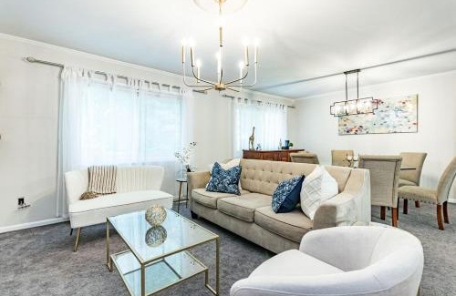 North Raleigh Casa | 5br w community Pool close to North Hills!