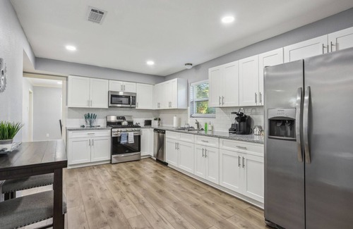 MacGregor Casa | 5BR w/ Gameroom & 1K WiFi - Med Ctr, Downtown, NRG - Sleeps 15