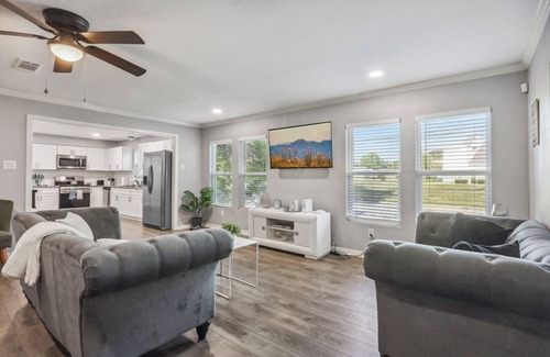 MacGregor Casa | 5BR w/ Gameroom & 1K WiFi - Med Ctr, Downtown, NRG - Sleeps 15