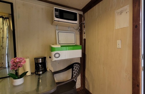 Fern Forest Cabina | #5Cabin w/ PRIVATE indoor BATHROOM TV MICROWAVE