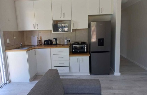 Cape Town Cabaña | 5hrs back up power, Aircon, Uncapped & unlimted WIFI,5km from Blouberg beach.