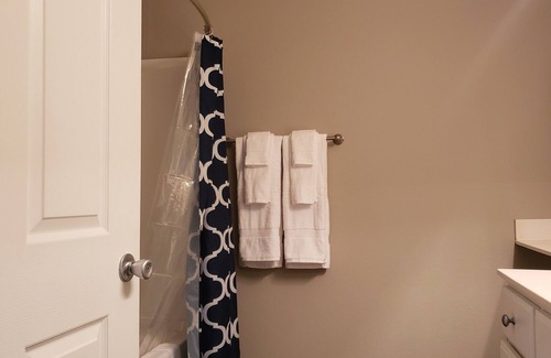 Greensboro Apartamento | 5min→Airport-Fast wifi-Kings-Pool-Free Parking