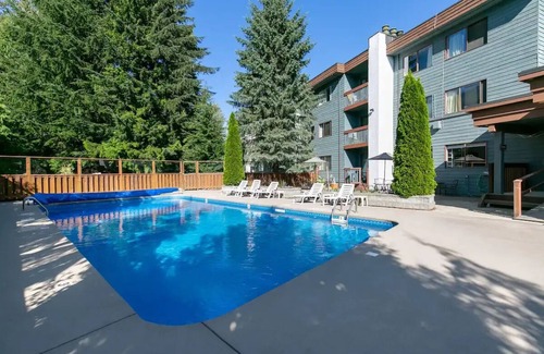 Whistler Creekside Condominio | 5min Walk to Ski Bike/Creekside Gondola/Free Parking Hot tub /Pool, Bring Pet