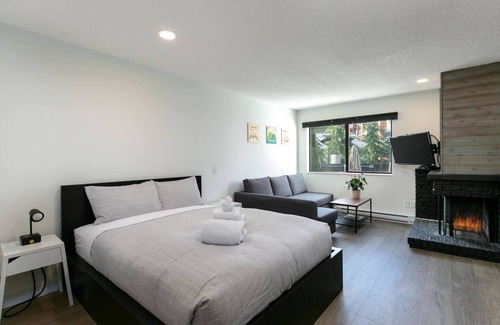 Whistler Creekside Condominio | 5min Walk to Ski Bike/Creekside Gondola/Free Parking Hot tub /Pool, Bring Pet
