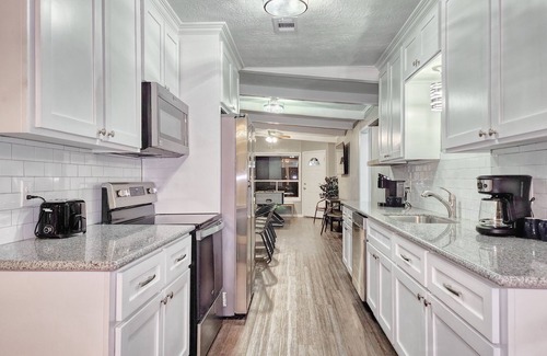 College Station Casa | 5mins to Kyle Field, 5BR w Private Backyard & Pool