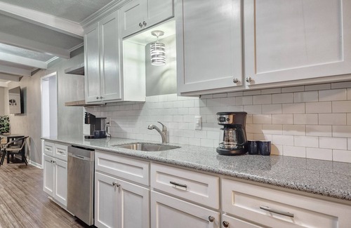 College Station Casa | 5mins to Kyle Field, 5BR w Private Backyard & Pool