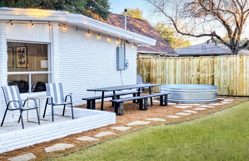 College Station Casa | 5mins to Kyle Field, 5BR w Private Backyard & Pool