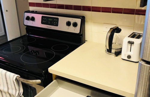 Southwest Calgary Condominio | 5th Floor 1 Bedroom Condo with Parking
