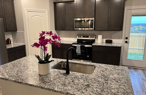 John T White Casa | 5TVs*75”TV*Fort Worth*Arlington*4Bedroom*King Bed