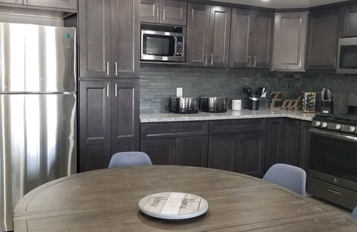 Southwest Anaheim Casa | 21 de julio al 27 de octubre! Duerme 20! ¡Estacionamiento GRATIS en Disneyland! 14 camas! Verano disponible
