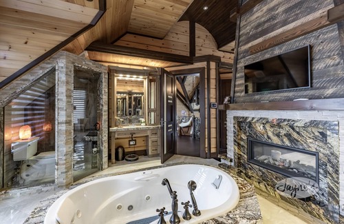 Oro-Medonte Cabaña | 6 bdrm 6 bath Log oasis on Lake Simcoe! Sauna! Hot tub! Theatre! Boathouse!