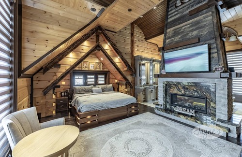 Oro-Medonte Cabaña | 6 bdrm 6 bath Log oasis on Lake Simcoe! Sauna! Hot tub! Theatre! Boathouse!