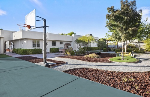 Las Vegas Villa | 6 BDR Villa w/Pool Near The Strip for Big Groups.