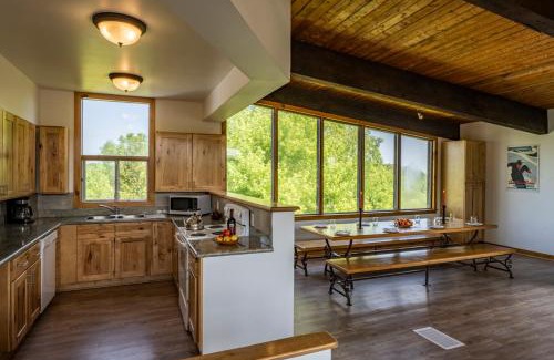 The Blue Mountains Chalet De Esquí | 6 bdrm Blue Mountain Cottage, Private Beach Access, Hot Tub, Sauna, Table Tennis, BBQ, Petfriendly