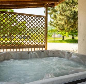 The Blue Mountains Chalet De Esquí | 6 bdrm Cottage at Blue Mountain, Private Beach Access, Hot Tub, Sauna, BBQ, Petfriendly