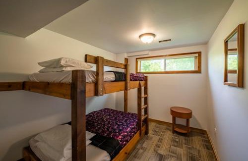 The Blue Mountains Chalet De Esquí | 6 bdrm Cottage at Blue Mountain, Private Beach Access, Hot Tub, Sauna, BBQ, Petfriendly