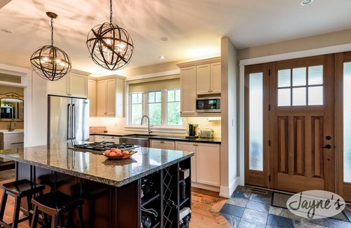 The Blue Mountains Casa | 6 bed 3 bath chalet near Georgian Bay! Close to skihill!