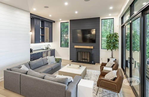 The Blue Mountains Casa | 6 bed 8 bath New Build on Georgian Bay!