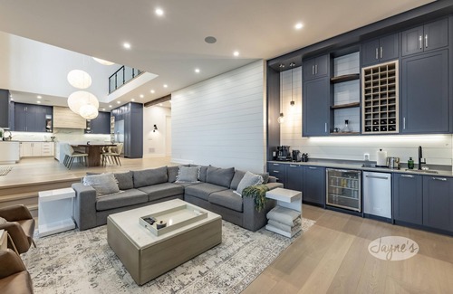 The Blue Mountains Casa | 6 bed 8 bath New Build on Georgian Bay!