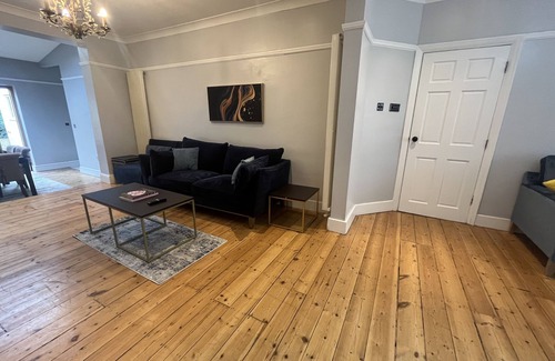 West Finchley Casa | 6 Bed Family holiday home away from home close to attractions and amenities