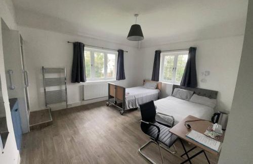 Severn Beach Casa | 6 Bed-Sleeps 10-Gym-HotTub-Garden-Parking