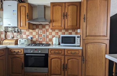 Cathays Casa | 6 Bed - Sleeps 10 Lake, Green Spaces & Central