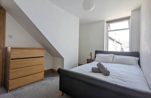 Cathays Casa | 6 Bed - Sleeps 10 Lake, Green Spaces & Central