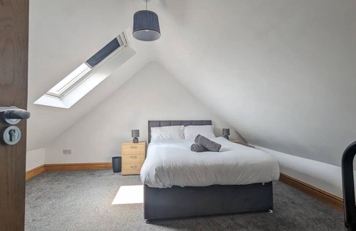 Cathays Casa | 6 Bed - Sleeps 10 Lake, Green Spaces & Central