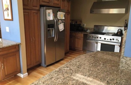 West Chicago Casa | 6 Bedrm/3 Bath Spring Retreat, Hot Tub, Fireplace