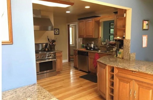 West Chicago Casa | 6 Bedrm/3 Bath Spring Retreat, Hot Tub, Fireplace