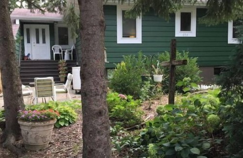 West Chicago Casa | 6 Bedrm/3 Bath Spring Retreat, Hot Tub, Fireplace