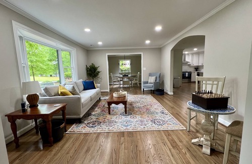 Winston - Salem Casa | 6 Bedroom, 3 Bath Remodeled House in Quiet Neighborhood. 10 min to WF University